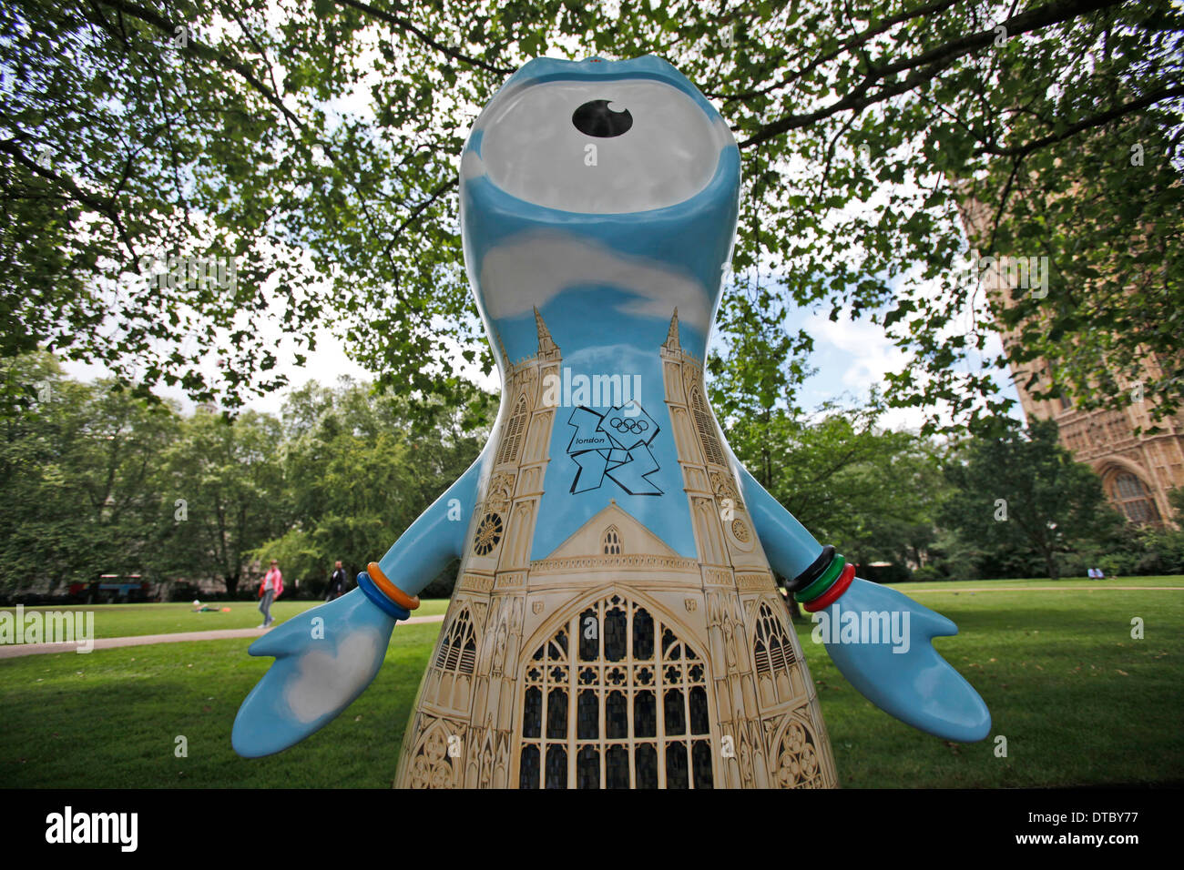 Mascotte olimpica di Wenlock e Mandeville scultura sono visto di fronte al Palazzo del Parlamento e il fiume Tamigi a Londra il 17 luglio 2012. Il 83 gazzetta Wenlock e Mandeville sculture sono parte del Sindaco di Londra presenta il programma gratuito di eventi culturali e attrazioni di scena in tutta la capitale per celebrare i Giochi. Foto Stock