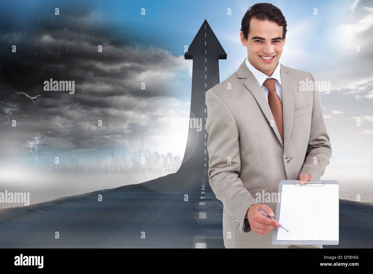 Immagine composita di sorridere venditore chiedendo per la firma Foto Stock