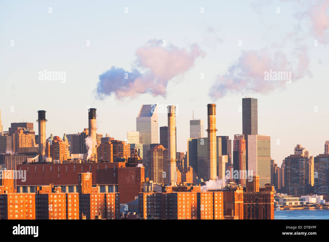 New York cityscape con fumo di pile su skyline Foto Stock