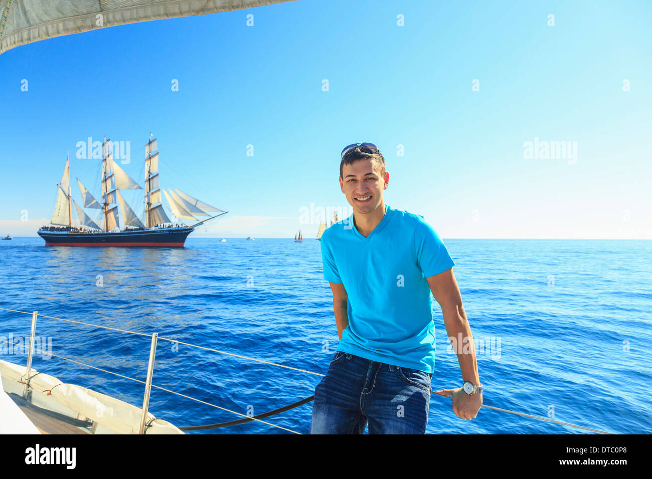 Giovane uomo vela, San Diego, California, Stati Uniti d'America Foto Stock