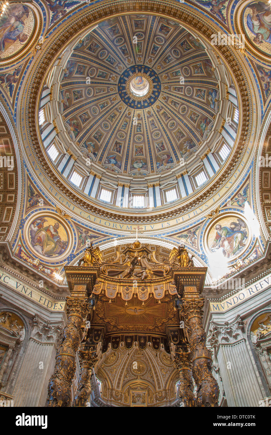 Roma, Italia - 21 Marzo 2012: Baldacchino del Bernini e la cupola della Basilica di San Pietro - st. Pietro Basilica di s. Foto Stock