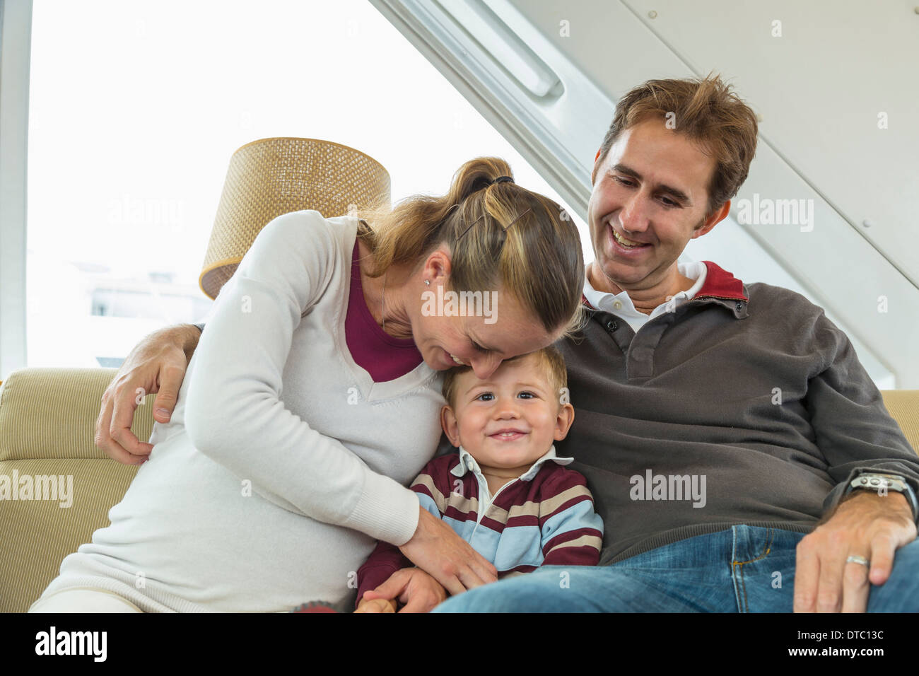 Metà del giovane adulto e bambino Figlio seduto sul lettino Foto Stock