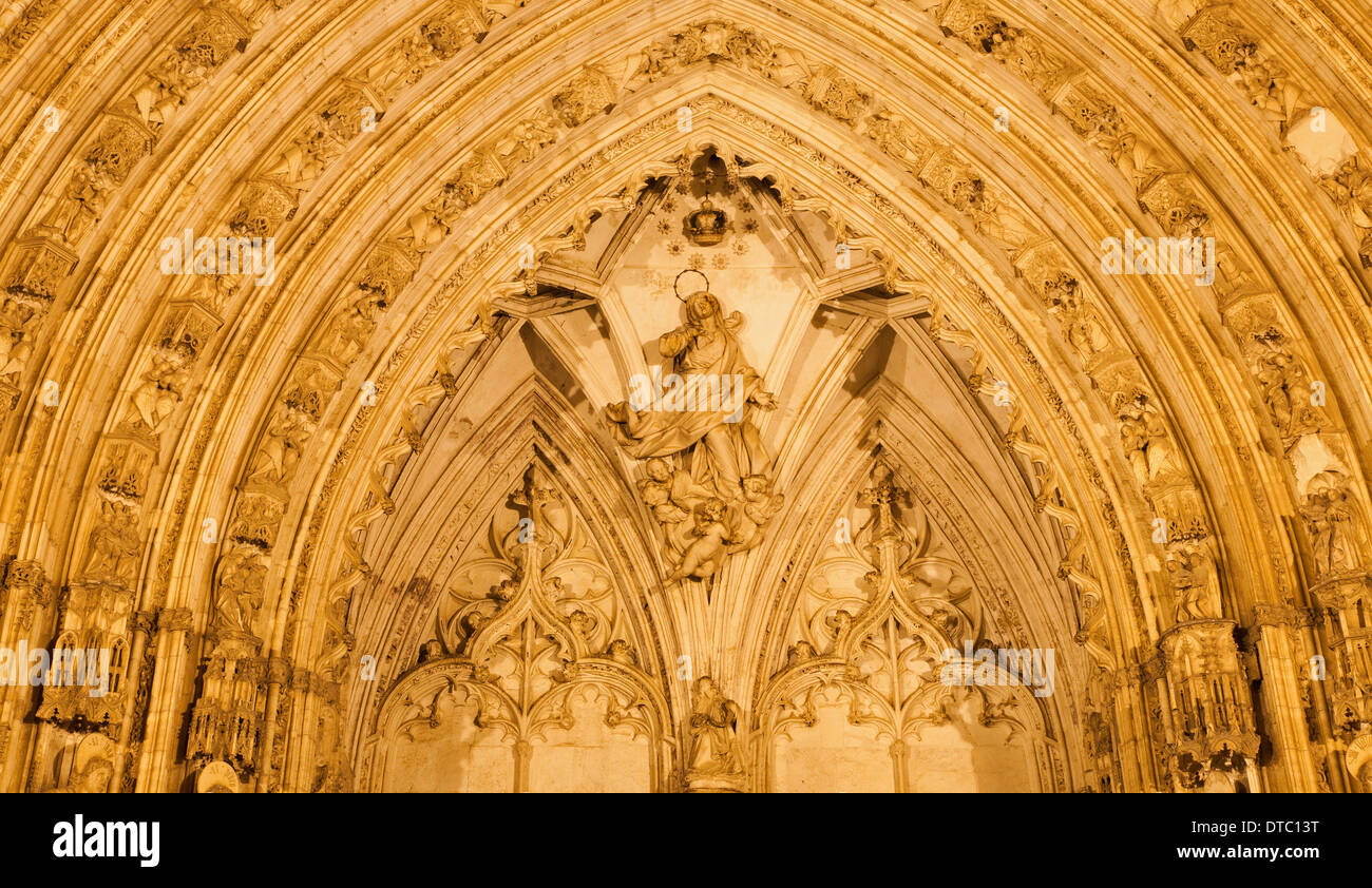 TOLEDO, Spagna - 8 Marzo 2013: dettaglio del sud notturni portale gotico della Cattedrale Primada Santa Maria de Toledo. Foto Stock