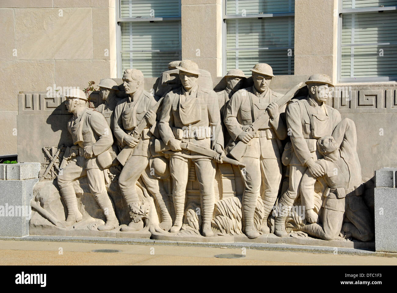 Sculture sulla parte anteriore del Mississippi War Memorial Building in Old Capitol Museum a Jackson, in Mississippi, Foto Stock