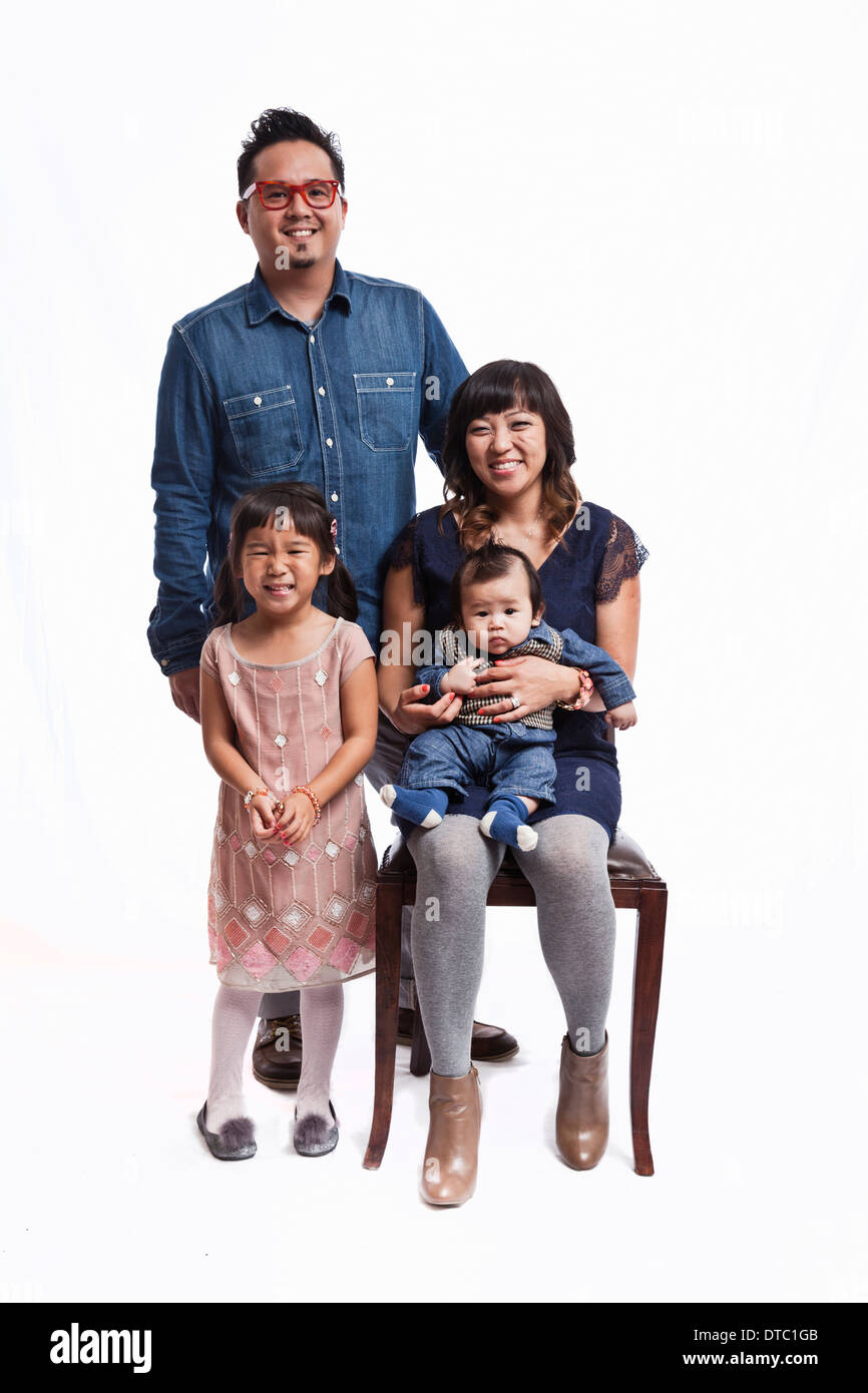 Ritratto di famiglia di metà adulto giovane con la figlia e baby boy Foto Stock