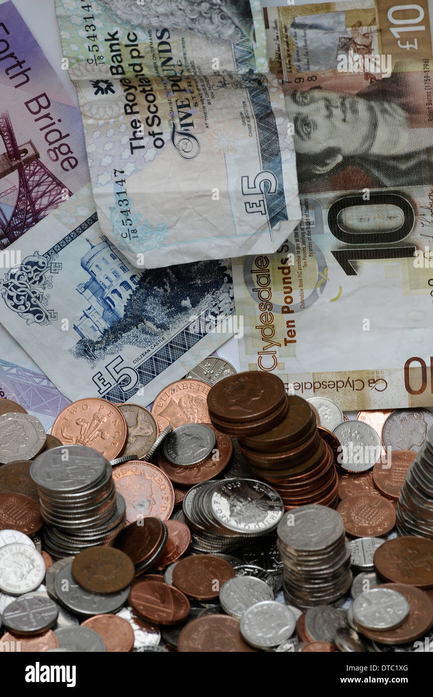 Varie monete e banconote contro uno sfondo bianco. Cambio della Gran Bretagna. Note scozzese. Foto Stock