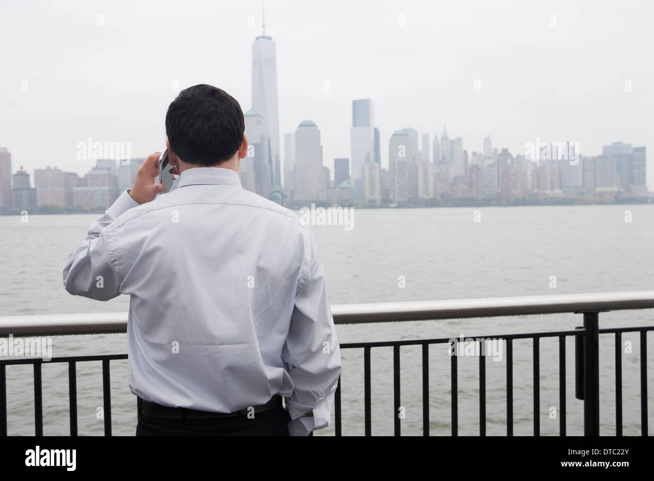 Imprenditore tramite telefono cellulare, Hoboken, New Jersey, STATI UNITI D'AMERICA Foto Stock