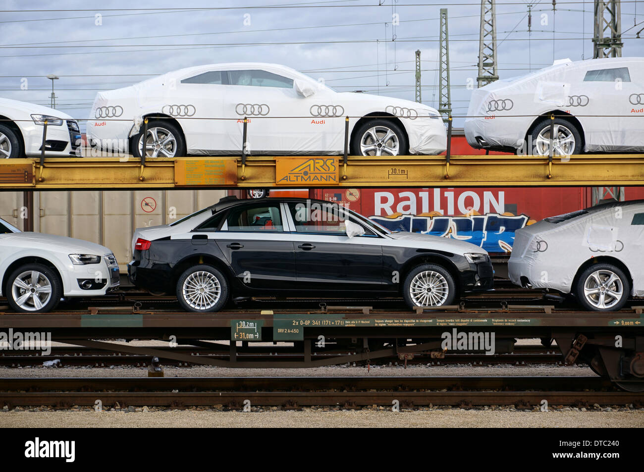 Germania: Nuova Audi automobili su treni merci a Ingolstadt (Audi sede centrale) - 09 Febbraio 2014 Foto Stock
