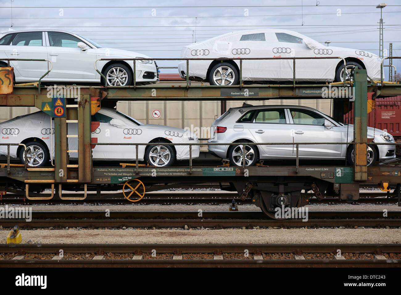 Germania: Nuova Audi automobili su treni merci a Ingolstadt (Audi sede centrale) - 09 Febbraio 2014 Foto Stock