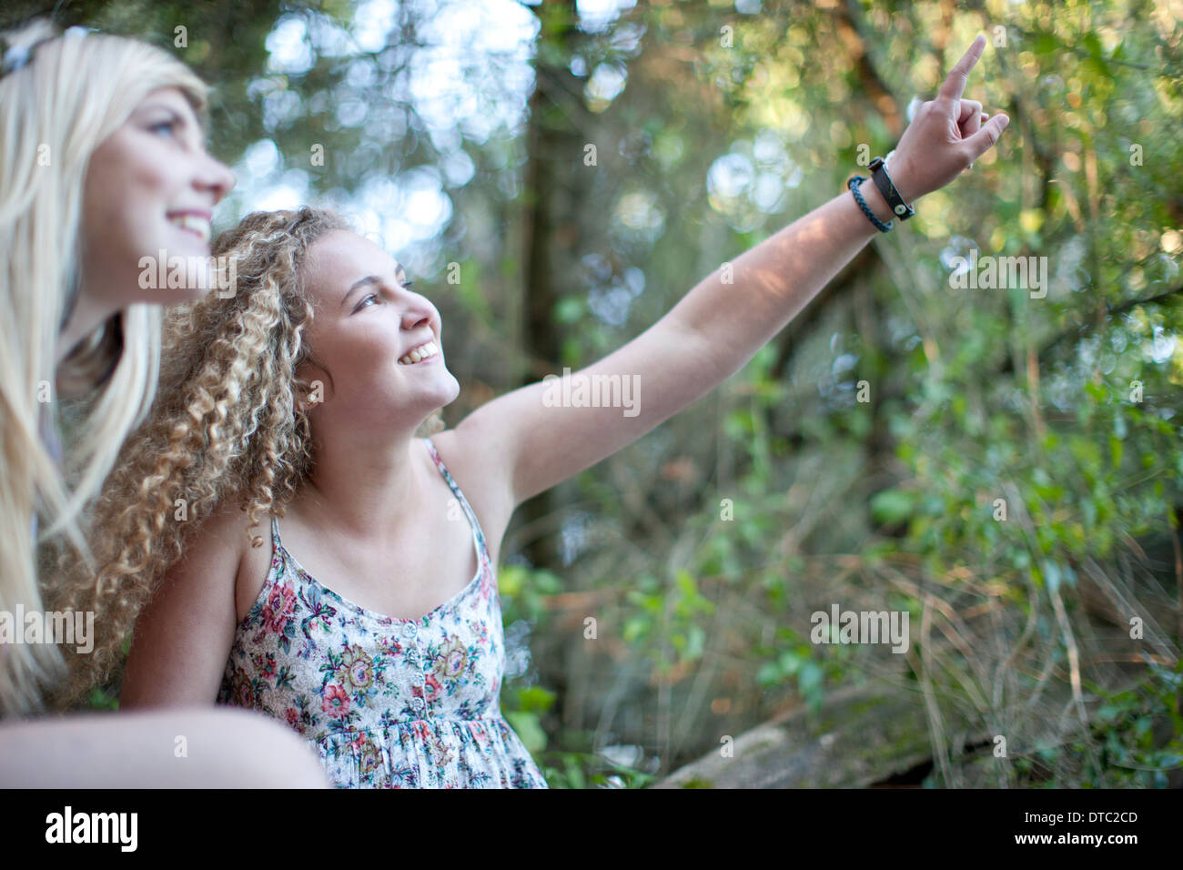 Due ragazze adolescenti esplorando nel bosco Foto Stock