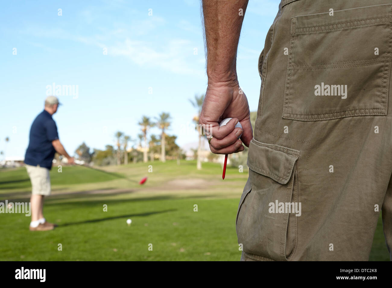 Due golfisti maschio tenendo shot su verde Foto Stock