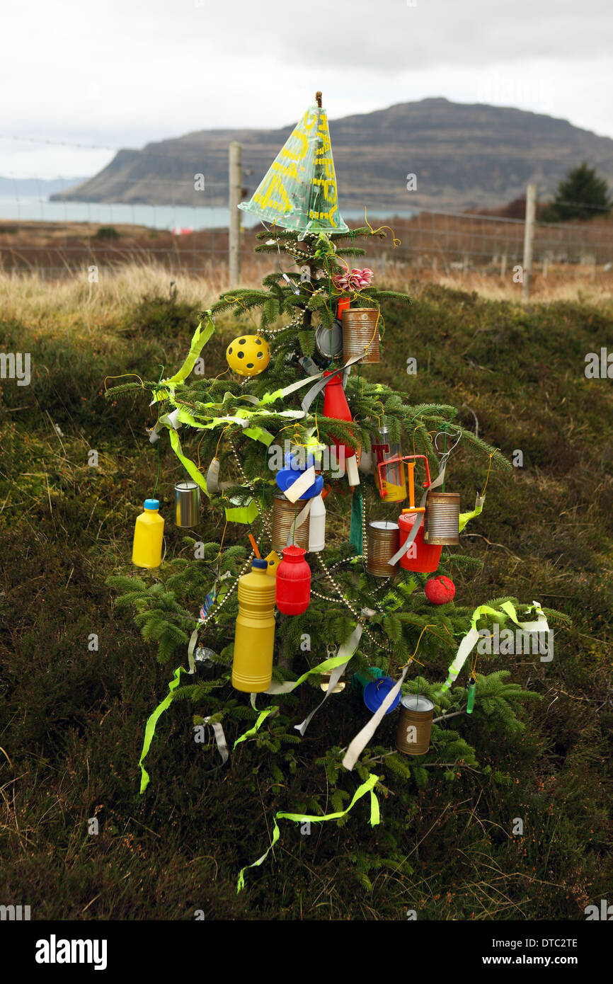 Albero a lato della strada decorato per il Natale con tutti i tipi di oggetti riciclati nelle zone rurali a Mull nelle Ebridi Interne Foto Stock