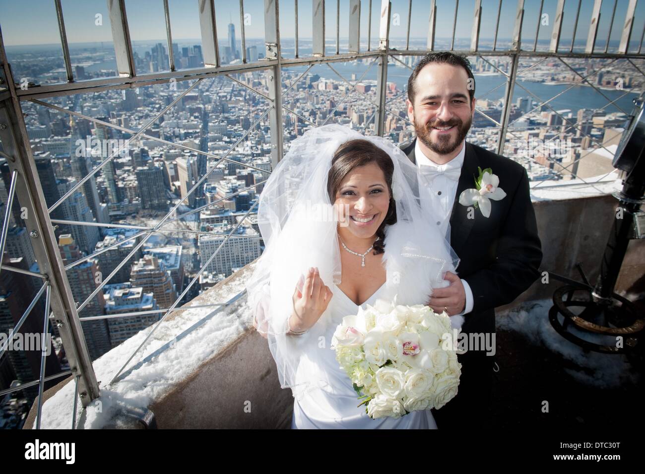 Manhattan, New York, Stati Uniti d'America. 14 feb 2014. MARIA VASQUEZ e BRENDAN GOLDBLATT di New York, NY sono sposati come parte dell'Empire State Building il ventesimo annuale evento di nozze, 14 febbraio 2014. Credito: Bryan Smith/ZUMAPRESS.com/Alamy Live News Foto Stock