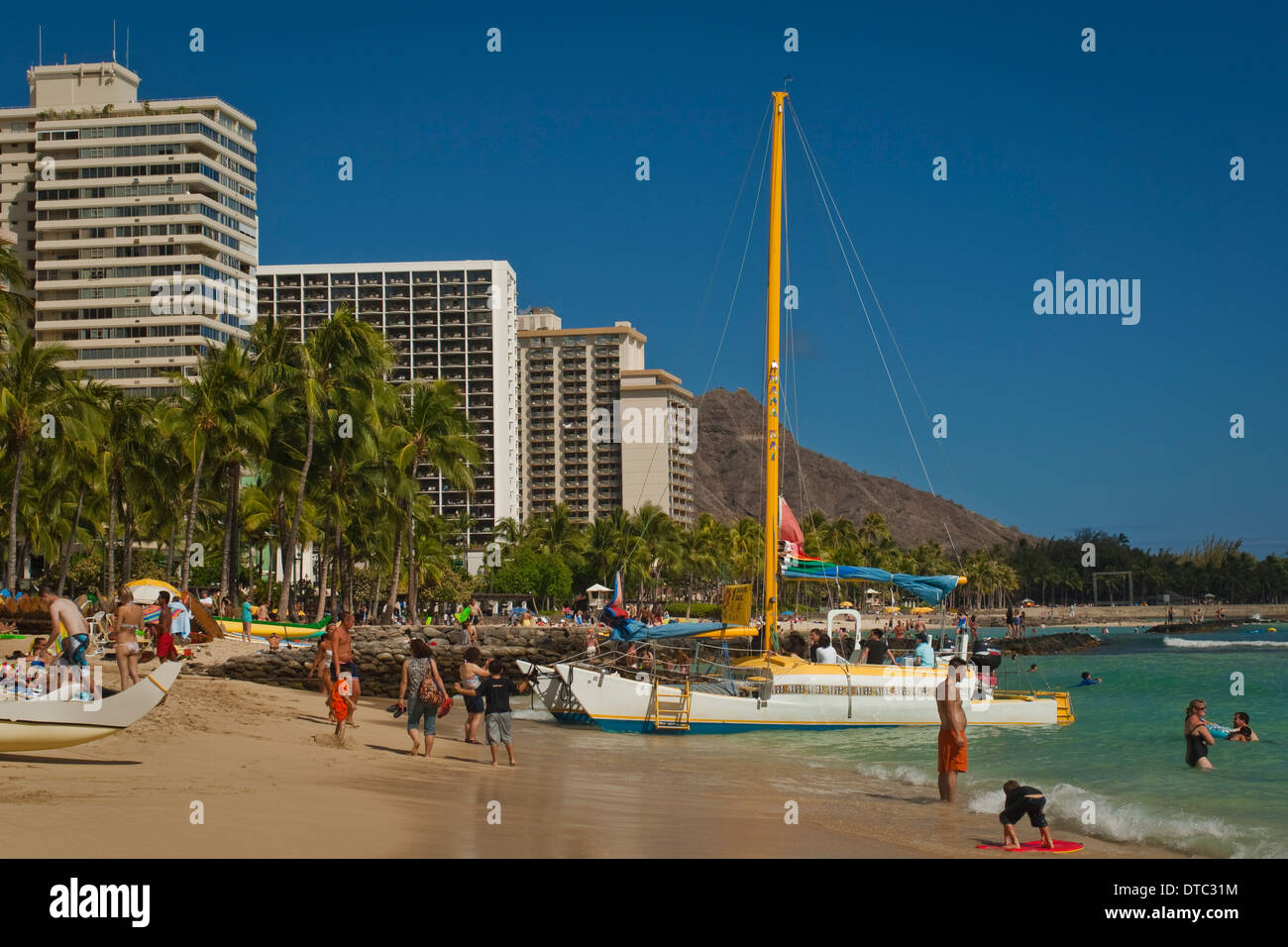 La gente sulla sabbia presso la spiaggia di Waikiki, Honolulu Oahu, Hawaii Foto Stock