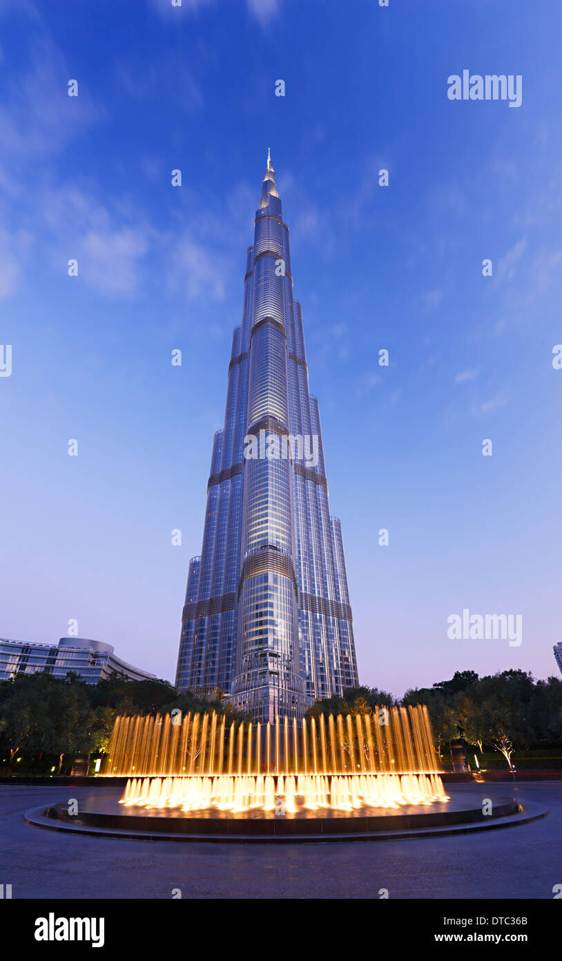 Fontana nella parte anteriore del più alto edificio Burj Khalifa a Dubai Foto Stock