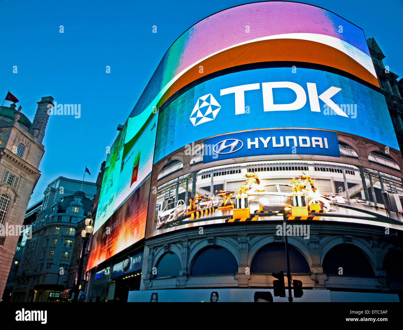 Il Neon cartelloni a Piccadilly Circus e il West End di Londra, Inghilterra, Regno Unito Foto Stock