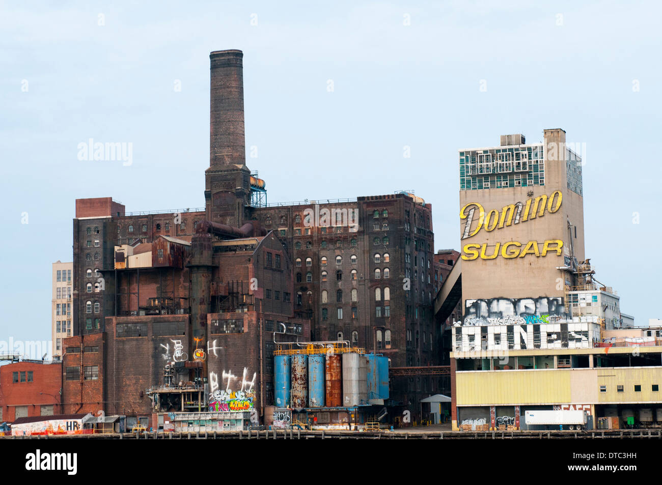 Il Domino raffineria di zucchero, visto dalla East River in New York City, Stati Uniti d'America Foto Stock
