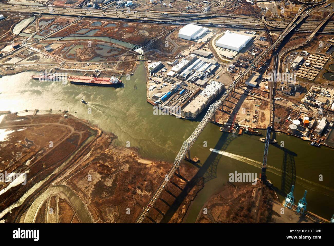 Vista aerea del paesaggio urbano con il fiume e industria, New Jersey, STATI UNITI D'AMERICA Foto Stock