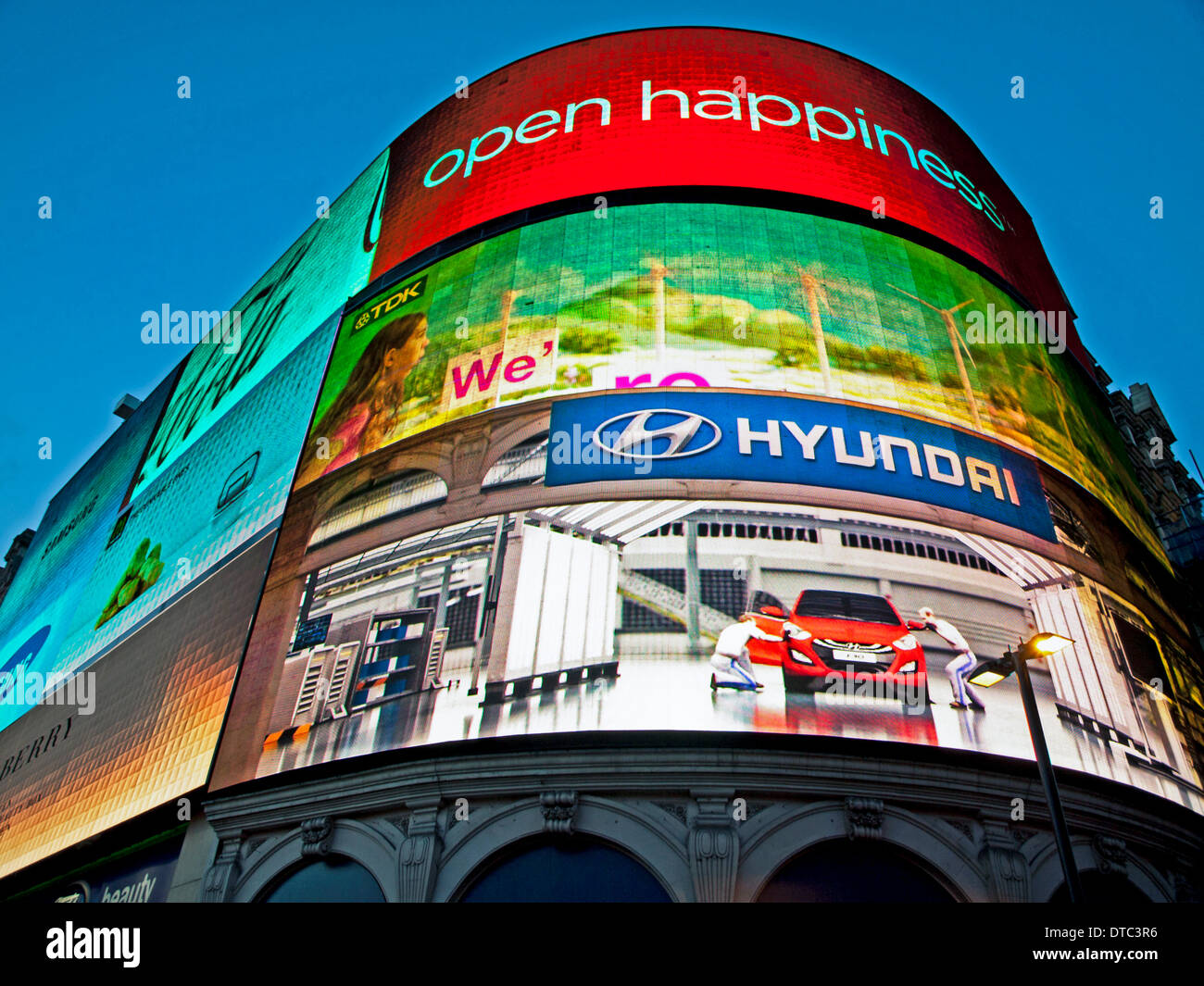 Il Neon cartelloni a Piccadilly Circus e il West End di Londra, Inghilterra, Regno Unito Foto Stock