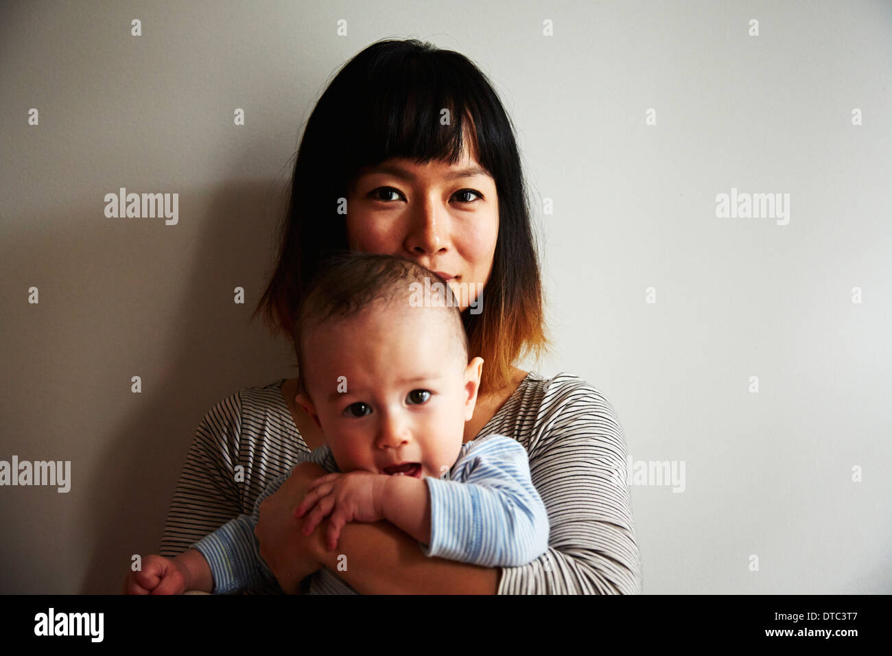Ritratto di Madre holding baby boy Foto Stock