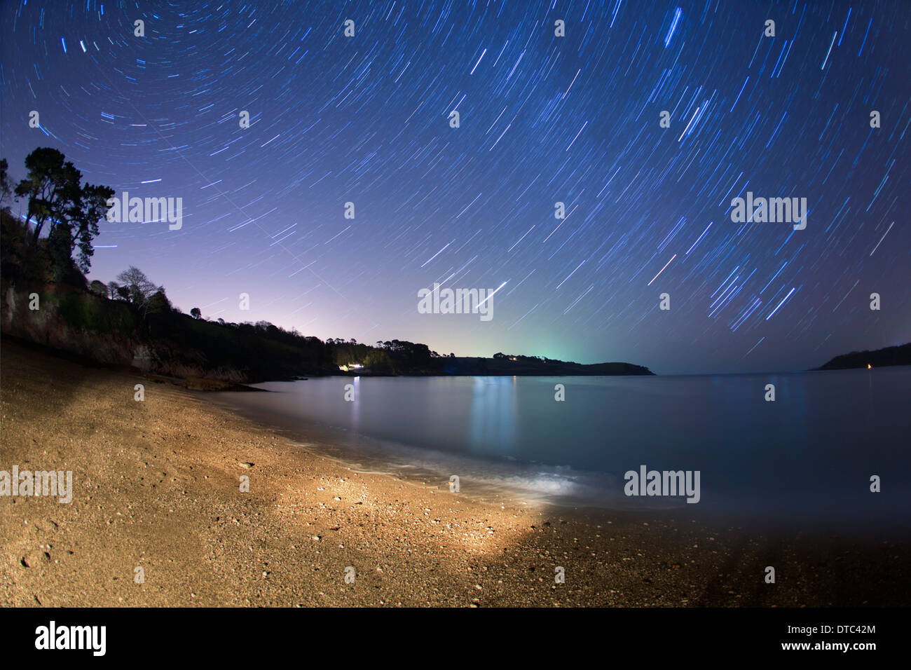 Trebah spiaggia di notte; con stelle; Cornovaglia; Regno Unito Foto Stock