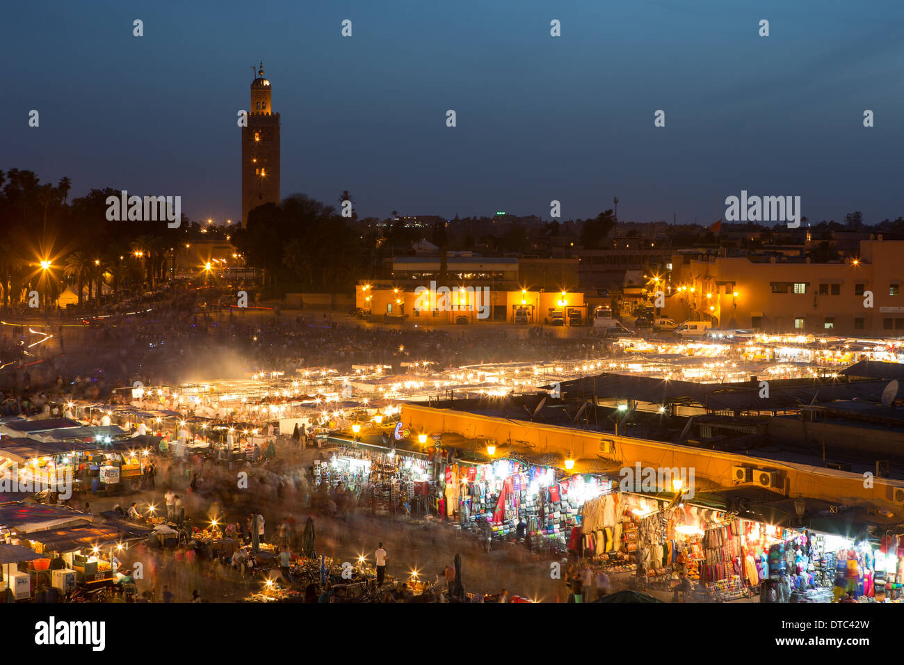 Crepuscolo in Piazza Jemaa El Fnaa, Marrakech, con tutti gli stand gastronomici in pieno funzionamento Foto Stock