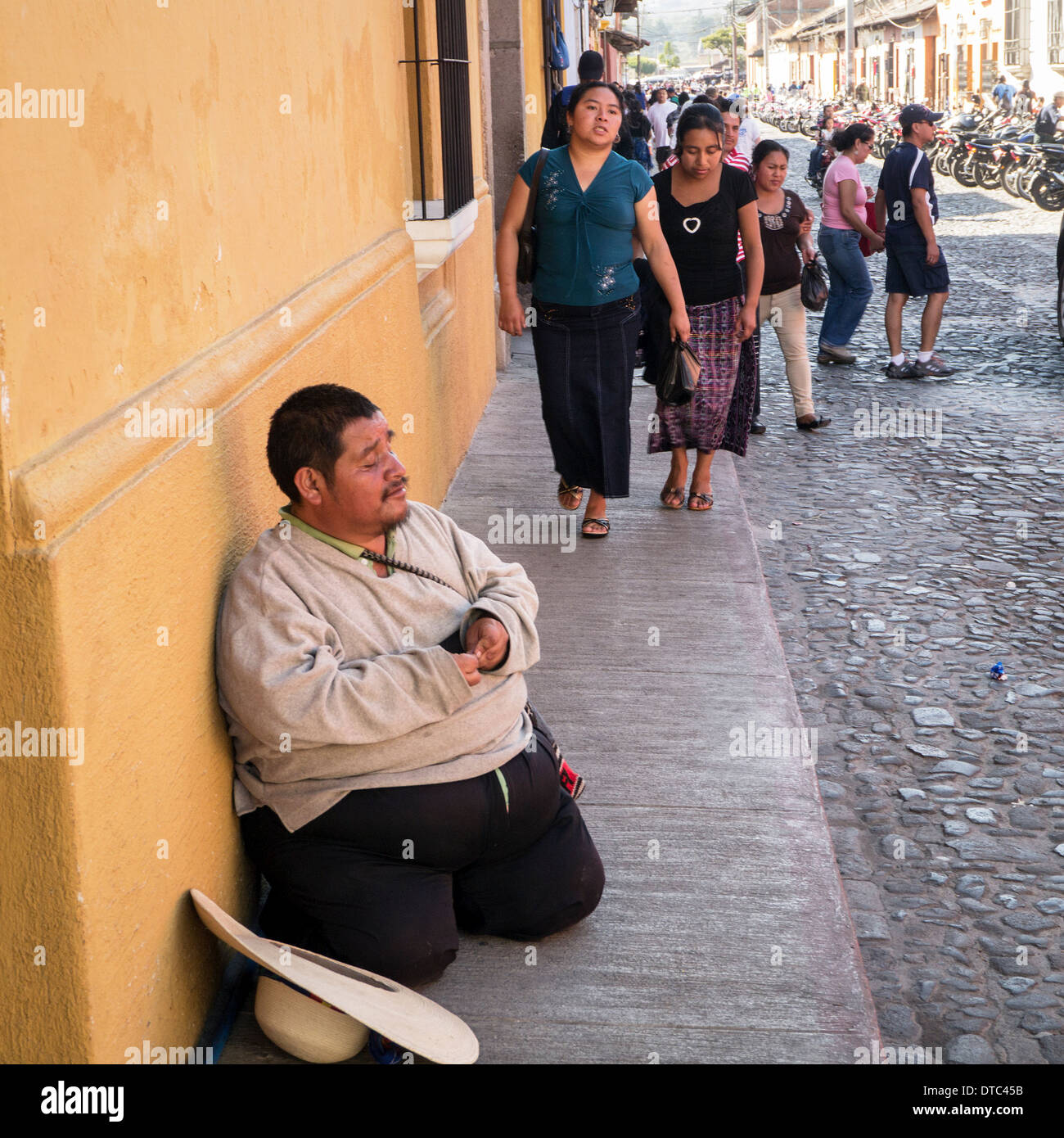 Mendicante cieco nelle strade di Antigua, Guatemala Foto Stock