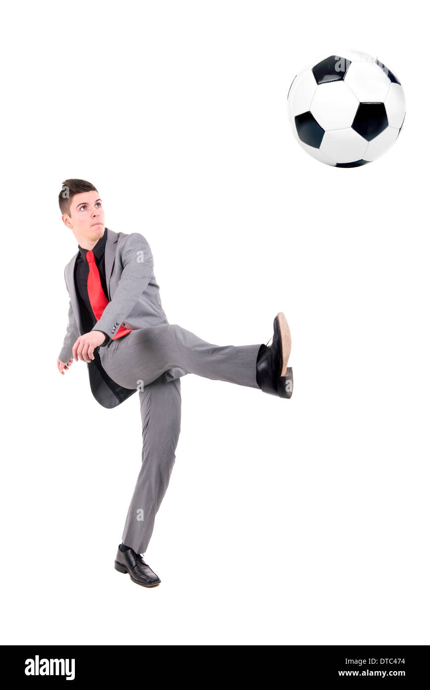 Imprenditore giocare palla calcio isolati in bianco Foto Stock