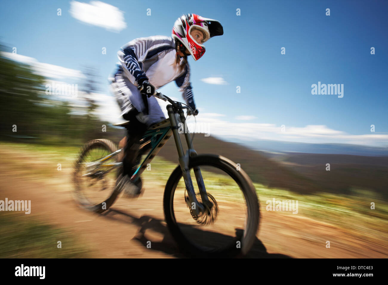 Femmina mountain biker di accelerare dirt track Foto Stock