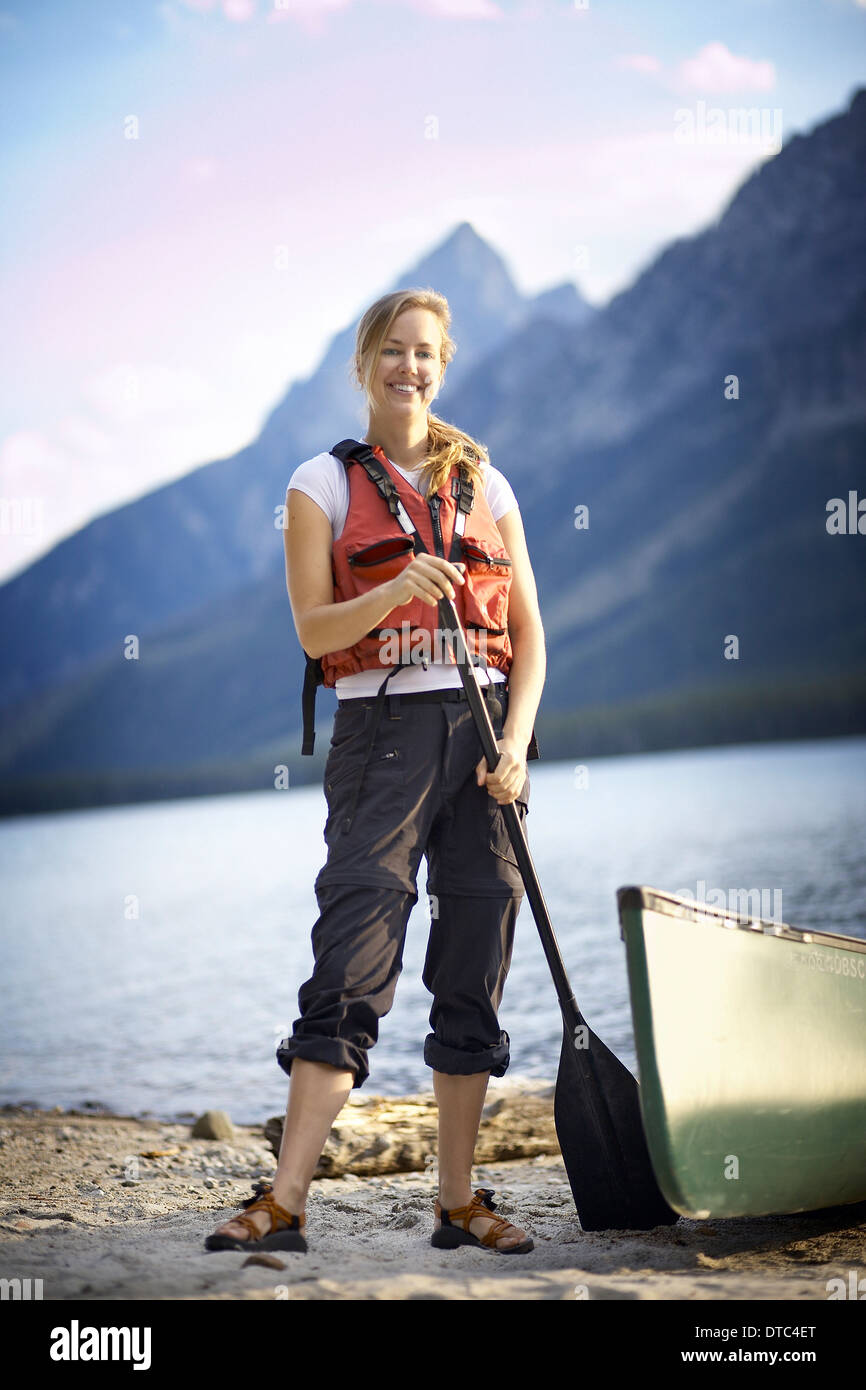 Ritratto di donna canoeist dal lago, Grand Tetons, Wyoming USA Foto Stock