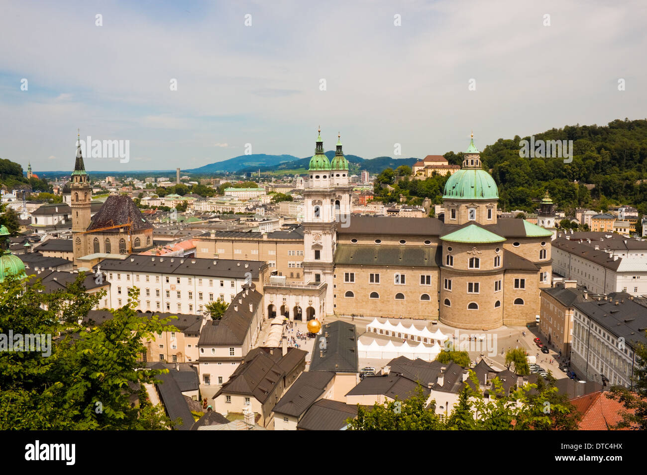 Vista di Kapitelplatz e il duomo di Salisburgo Foto Stock