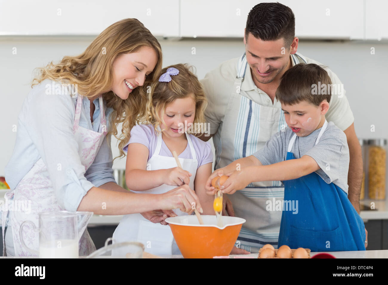 Famiglia uovo di miscelazione per cuocere i biscotti in forno Foto Stock