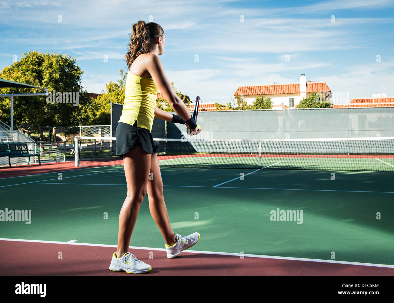 Femmina giocatore di tennis che serve la sfera Foto Stock