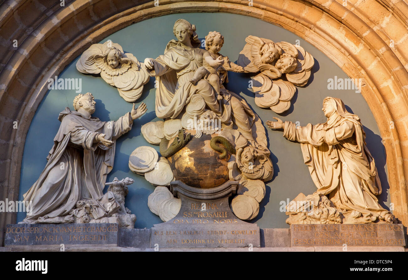 Anversa, Belgio - 4 Settembre 2013: dal barocco al rilievo della Madonna dal lato entrata di San Paolo la Chiesa (Paulskerk) nella luce della sera Foto Stock