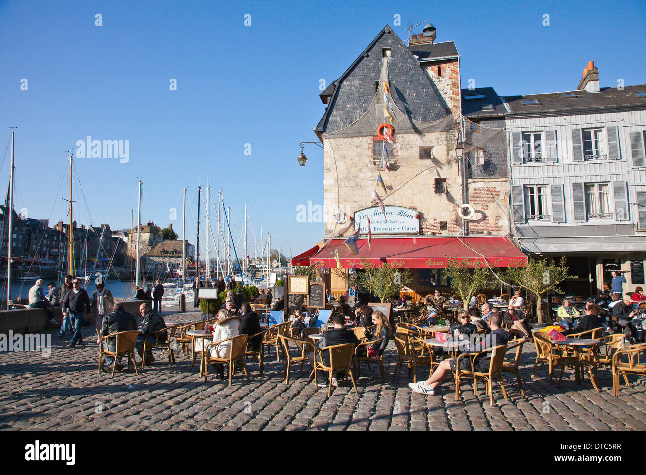 La terrazza esterna del Cafe La Maison Bleue accanto al porto di Honfleur, Normandia, Francia Foto Stock
