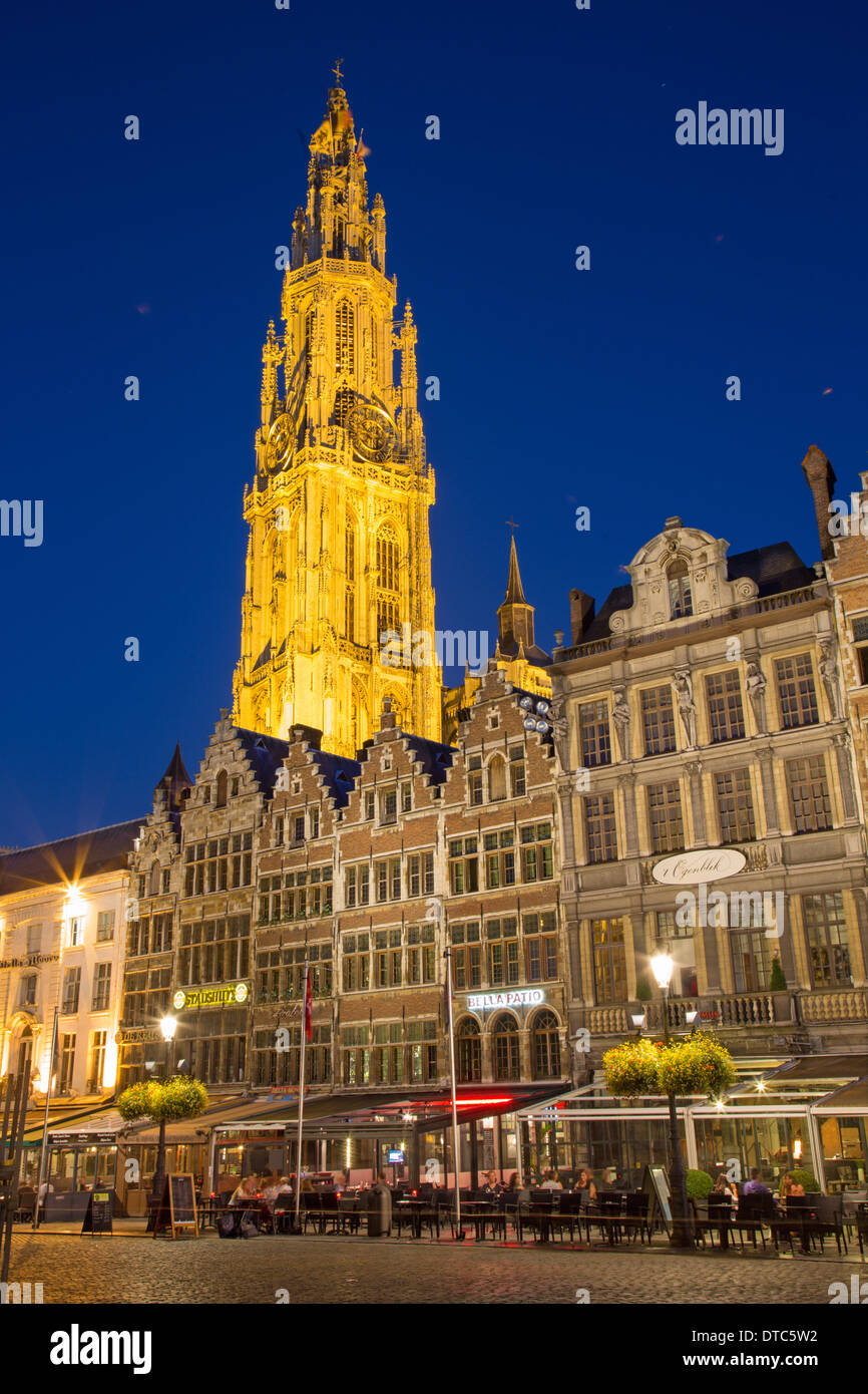 Anversa, Belgio - 4 Settembre 2013: le torri della cattedrale di Nostra Signora di mattina al tramonto e Grote Markt. Foto Stock