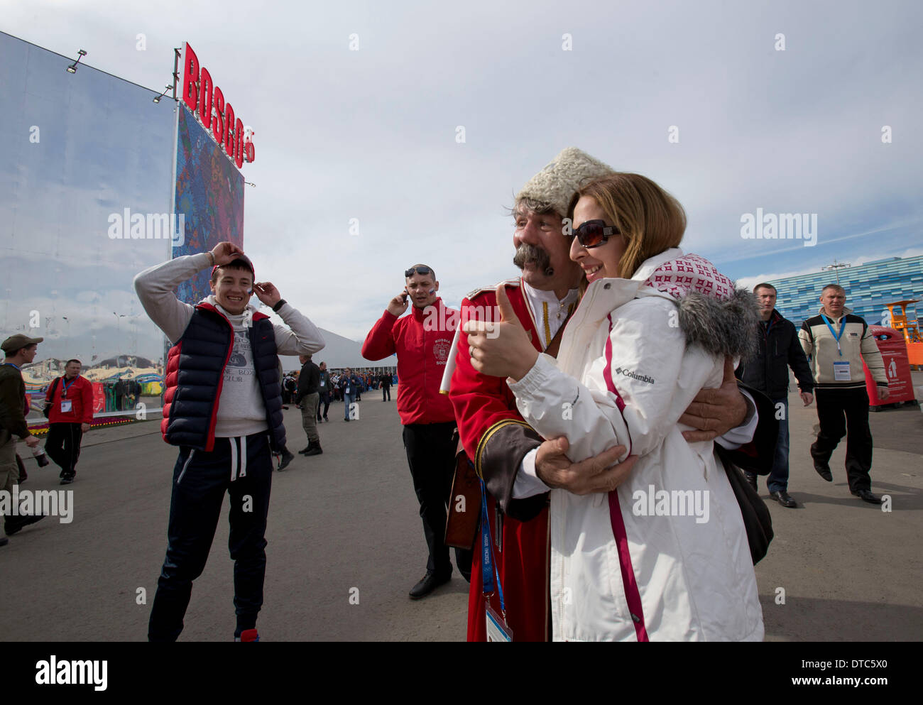 Sochi, Russia. 14 feb 2014. La Olympic i tifosi hanno le loro foto scattata il giorno sette del Sochi 2014 Olimpiadi invernali al medals plaza. © Paul Kitagaki Jr./ZUMAPRESS.com/Alamy Live News Foto Stock