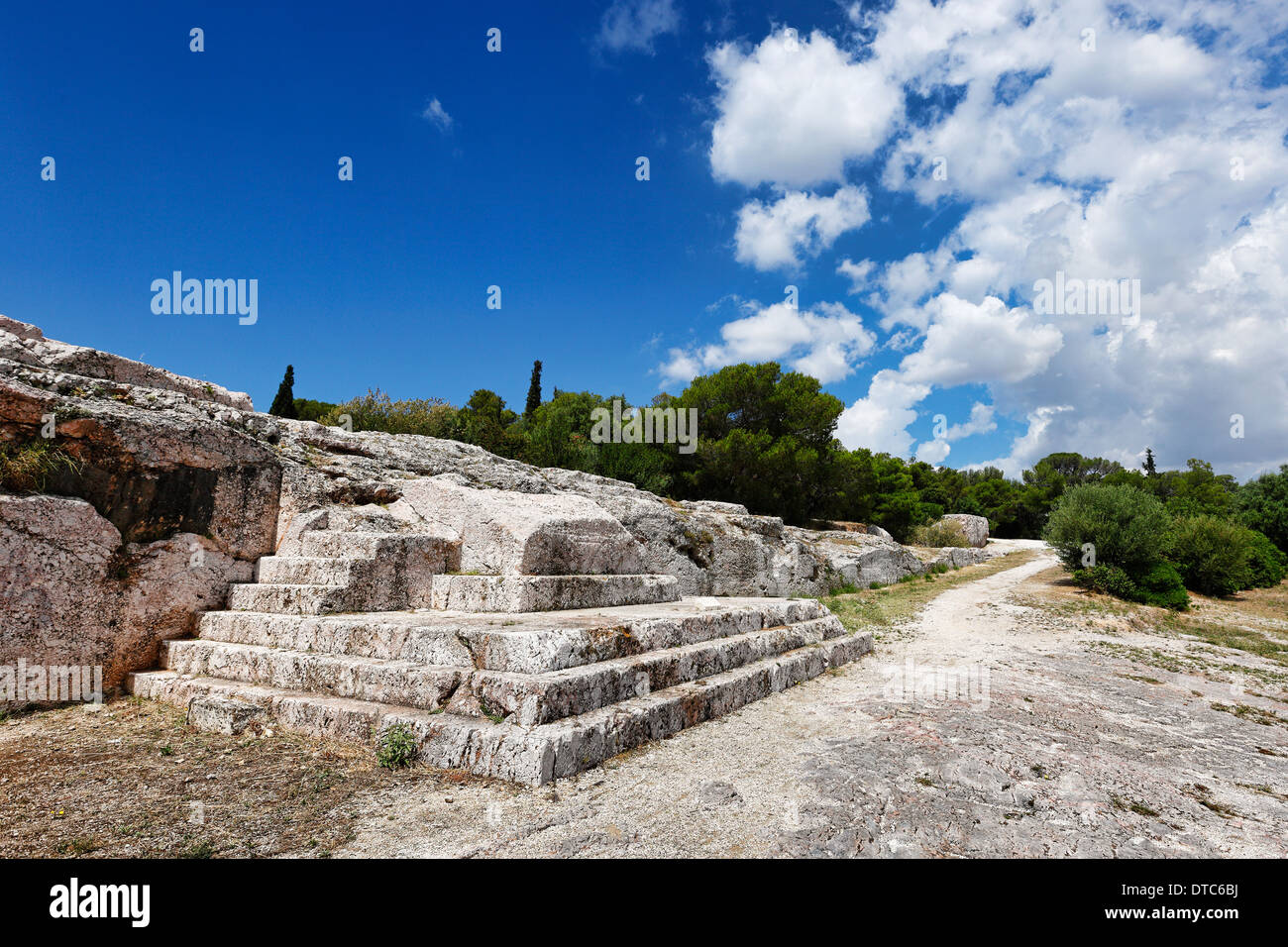La Pnice (507 a.C.) con incisa la fasi di altoparlanti piattaforma (bema) vicino all'acropoli ateniese, Grecia. Foto Stock
