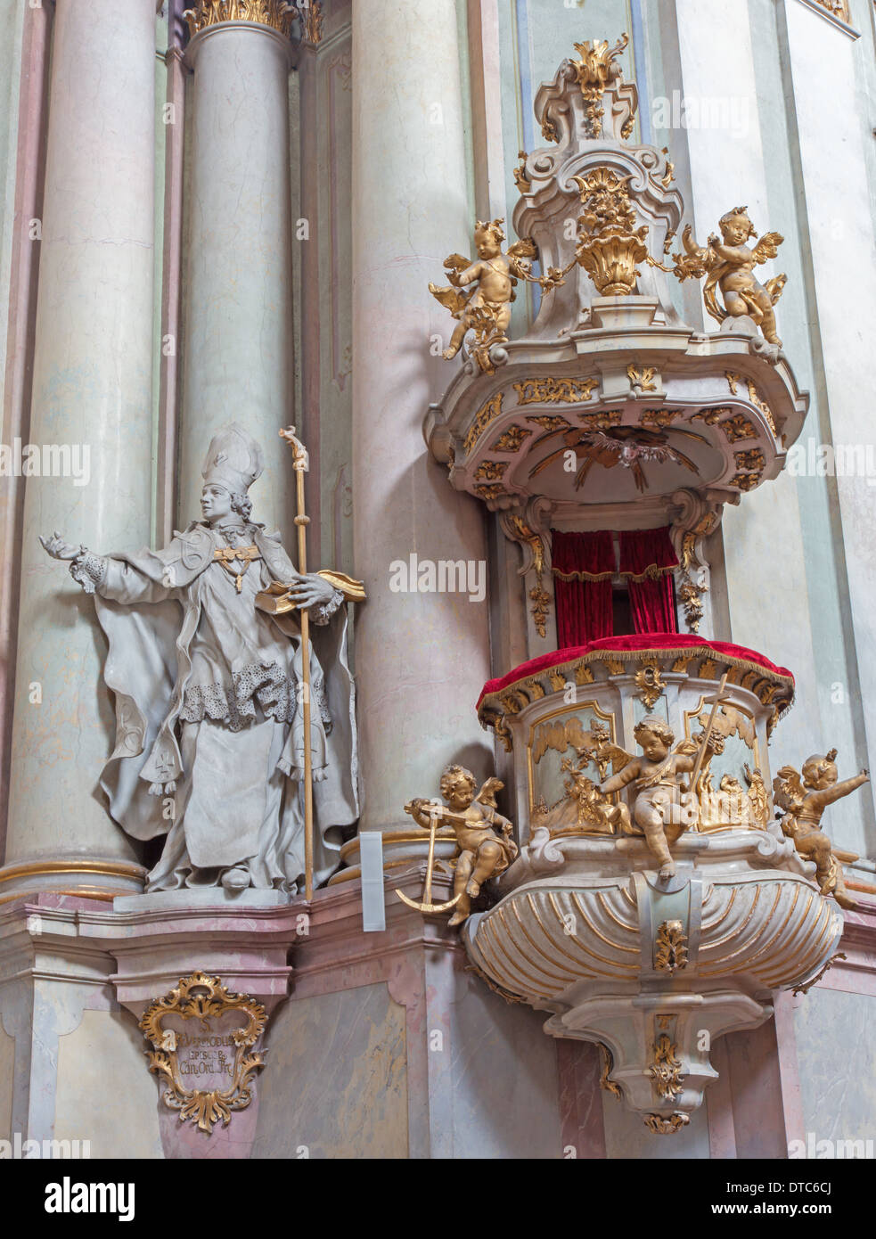 JASOV, Slovacchia - 2 gennaio 2014: Pulpito barocco nella navata centrale del chiostro Premonstratesian . Foto Stock
