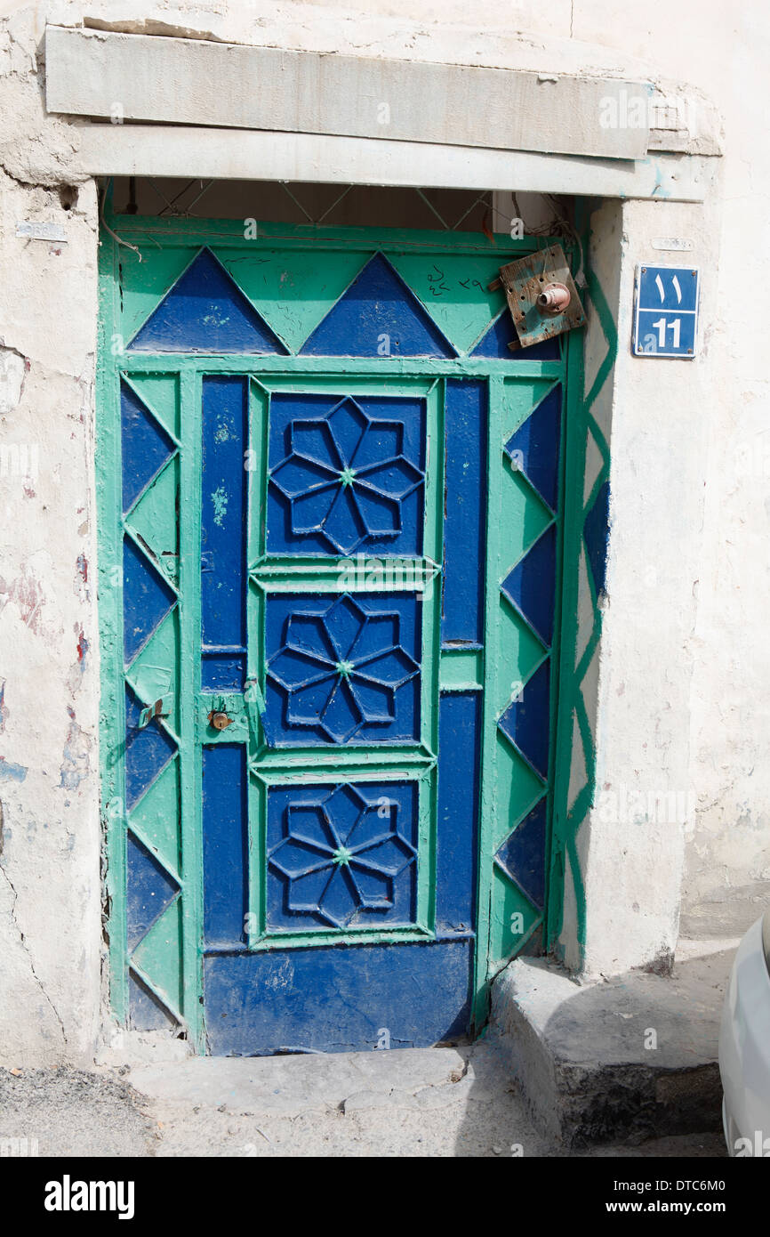 Ornati in lamiera e decorazione su una porta nelle stradine di Doha, in Qatar, Foto Stock