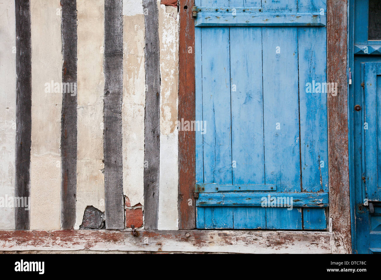 Otturatore dipinto del XVI secolo a mezzo edificio con travi di legno in Honfleur, Normandia, Francia Foto Stock