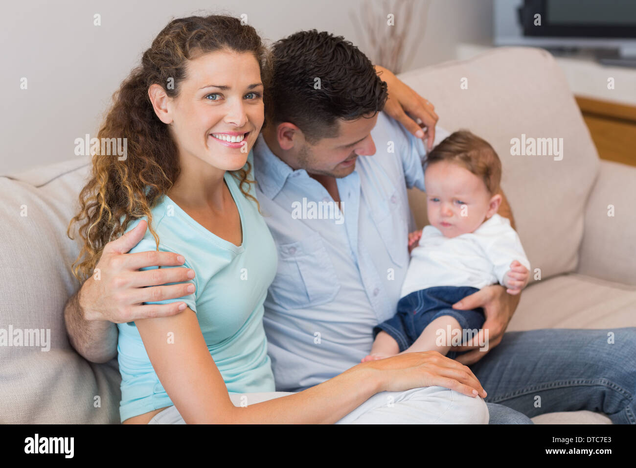 Donna felice con l uomo azienda baby Foto Stock