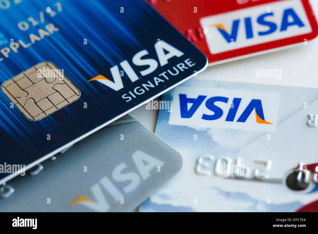 Una carta di credito Visa dotate di un chip EMV, conosciuto anche come 'chip e PIN' giustapposta con una scheda magnetica. Foto Stock