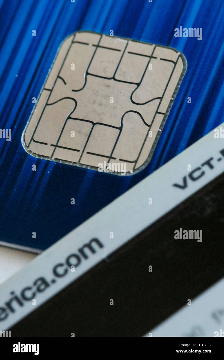 Una carta di credito Visa dotate di un chip EMV, conosciuto anche come 'chip e PIN' giustapposta con una scheda magnetica. Foto Stock
