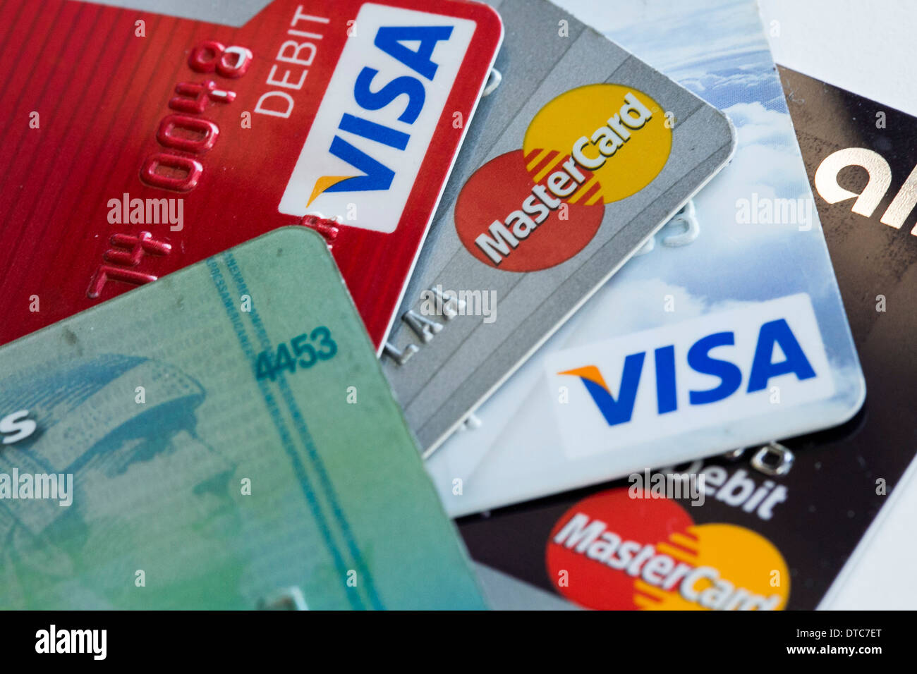 Disposte le foto dei vari Stati Uniti le carte di credito Visa, MasterCard e American Express Foto Stock