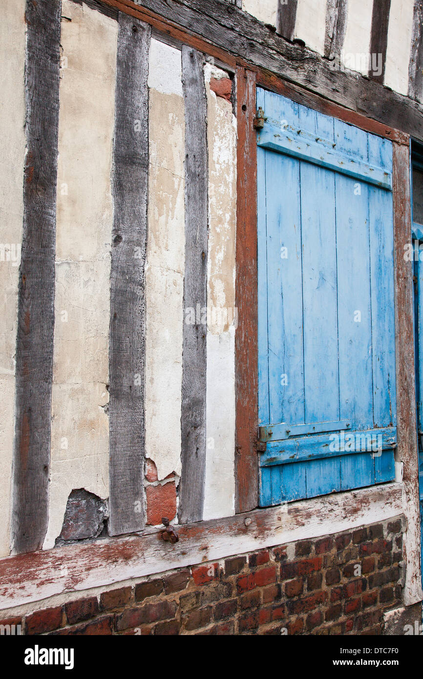 Otturatore dipinto del XVI secolo a mezzo edificio con travi di legno in Honfleur, Normandia, Francia Foto Stock