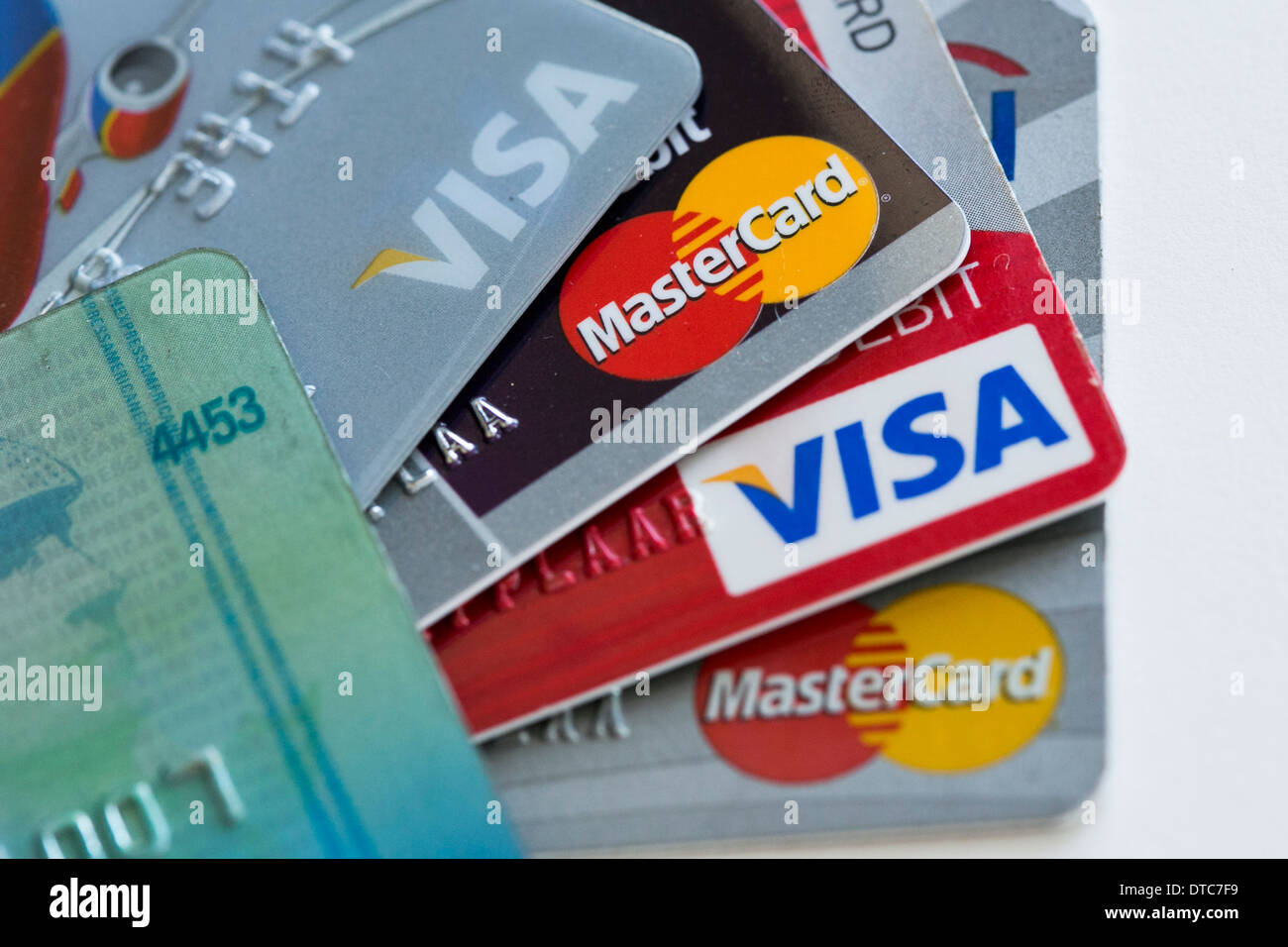 Disposte le foto dei vari Stati Uniti le carte di credito Visa, MasterCard e American Express Foto Stock