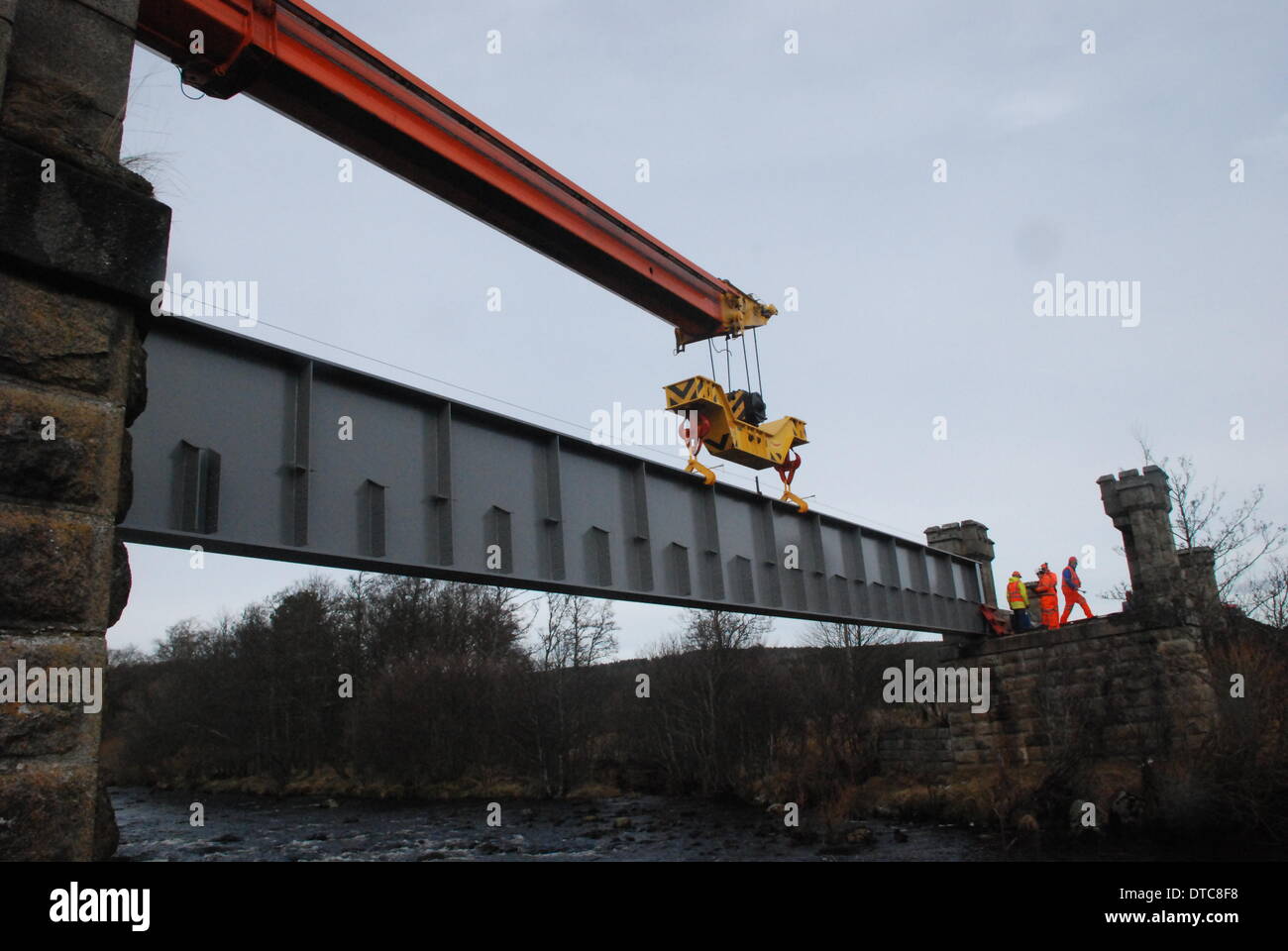 Highlands, vicino a Aviemore Scozia, Regno Unito. 14 feb 2014. Un 27m Ponte Ferroviario sul fiume Dulnain sul Strathspey Steam Railway è reintegrato il 14 febbraio 2014, quasi mezzo secolo poiché la linea di Grantown è stato perso in tagli Beeching. Credito: Tim Pearson/Alamy Live News Foto Stock