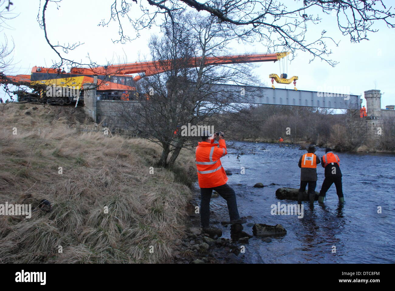 Highlands, vicino a Aviemore Scozia, Regno Unito. 14 feb 2014. Un 27m Ponte Ferroviario sul fiume Dulnain sul Strathspey Steam Railway è reintegrato il 14 febbraio 2014, quasi mezzo secolo poiché la linea di Grantown è stato perso in tagli Beeching. Credito: Tim Pearson/Alamy Live News Foto Stock