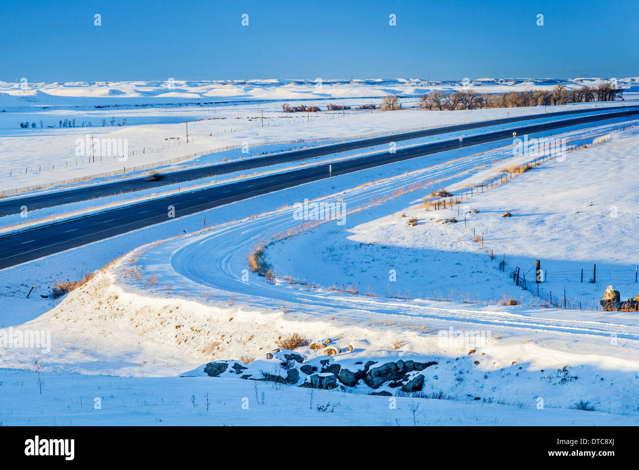 Inverno Viaggi in Colorado - l'autostrada I-25 e una strada di fronte alla fortezza naturale vicino al confine del Wyoming Foto Stock